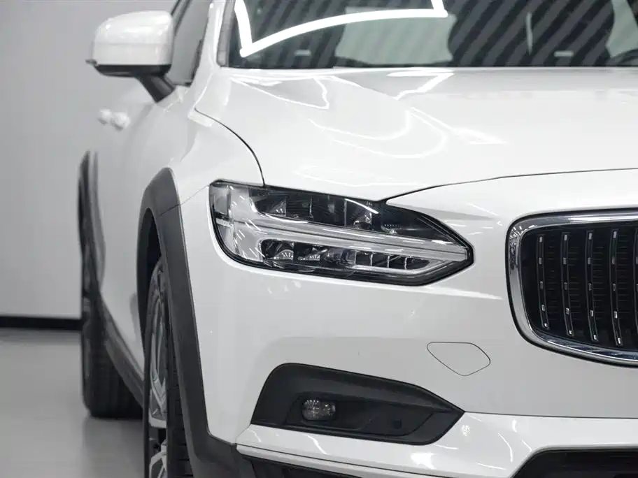 Volvo V90 2023 2021 Model Cross Country B5 AWD Smart Edition