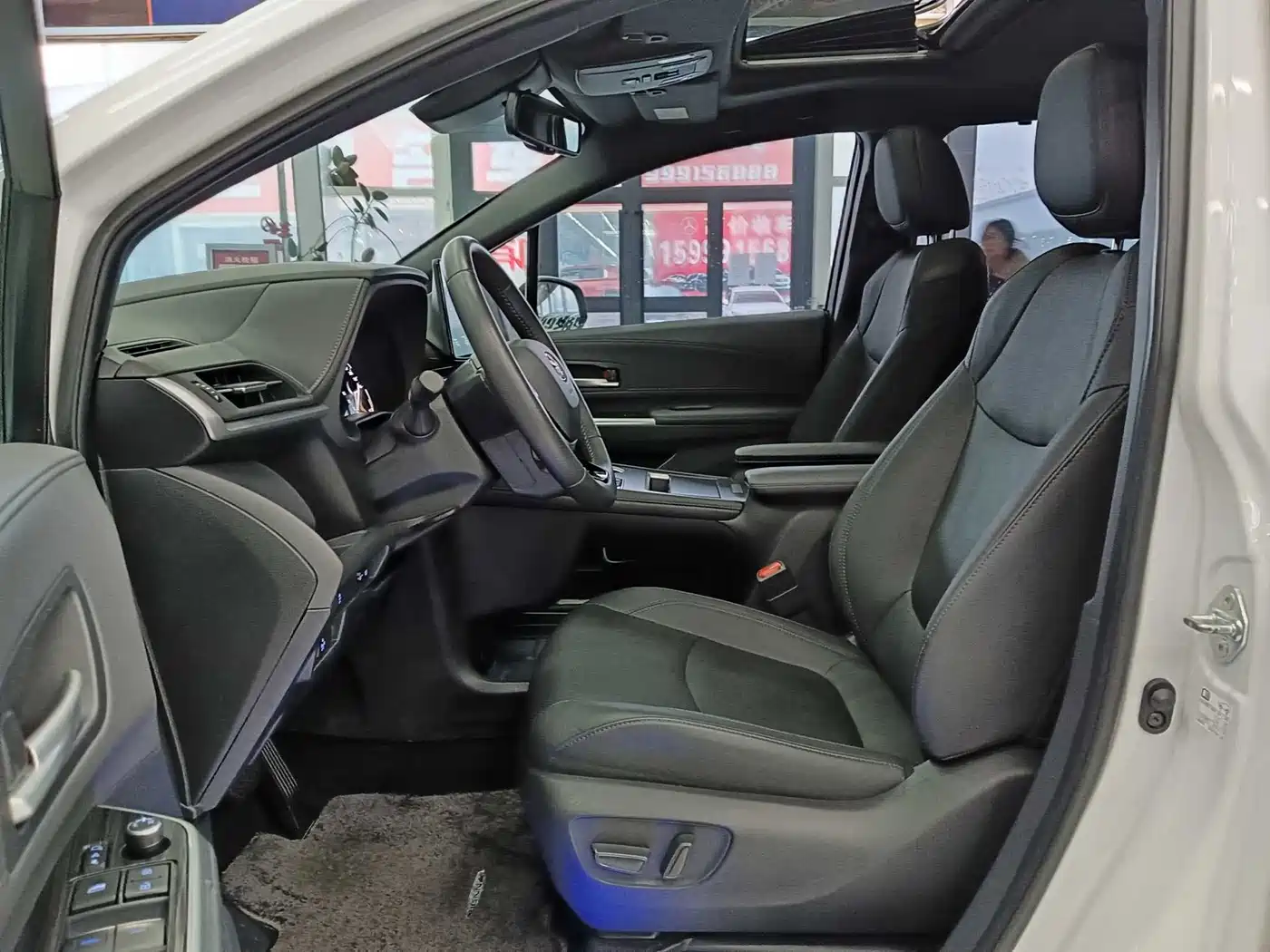 Toyota Sienna 2023 2.5L Hybrid Premium Edition фото 8