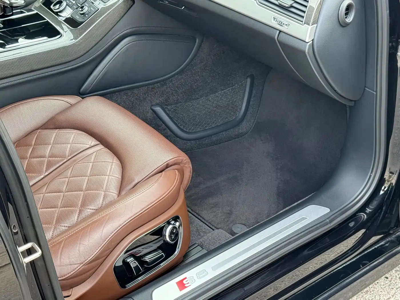 Audi S8 2013 S8 4.0TFSI quattro фото 18