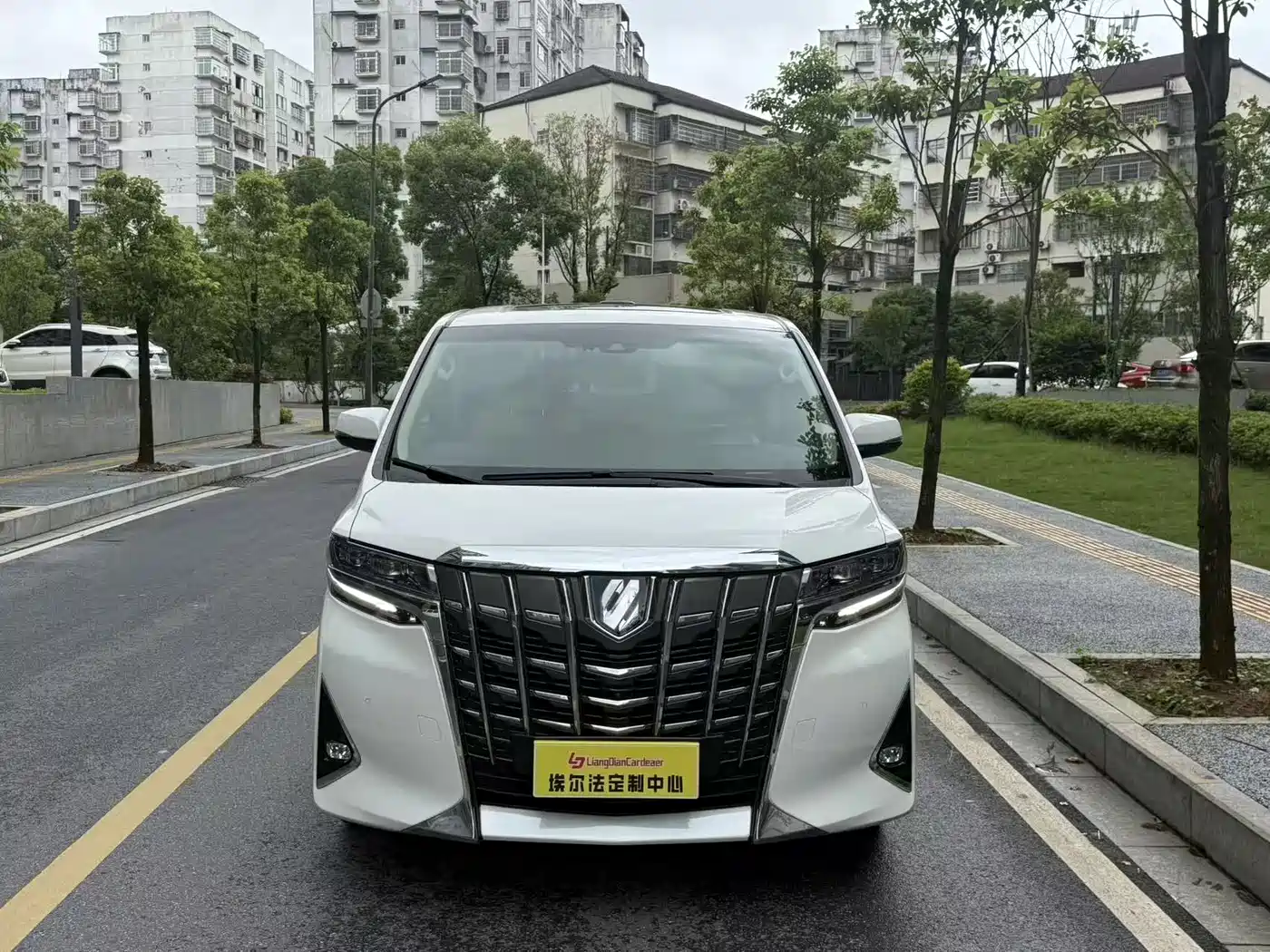 Toyota Alphard 2019 Hybrid 2.5L Luxury фото 3