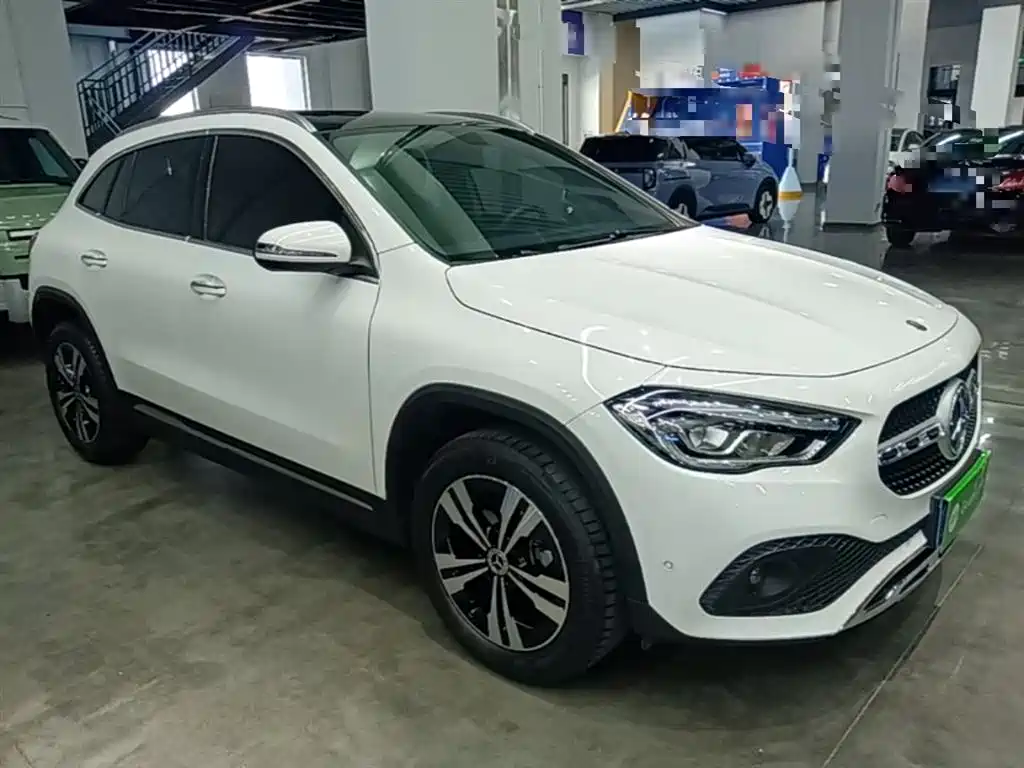 MERCEDES-BENZ GLA