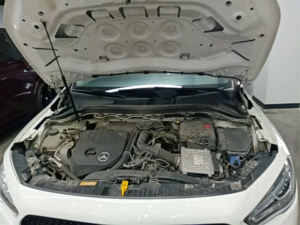 MERCEDES-BENZ GLA