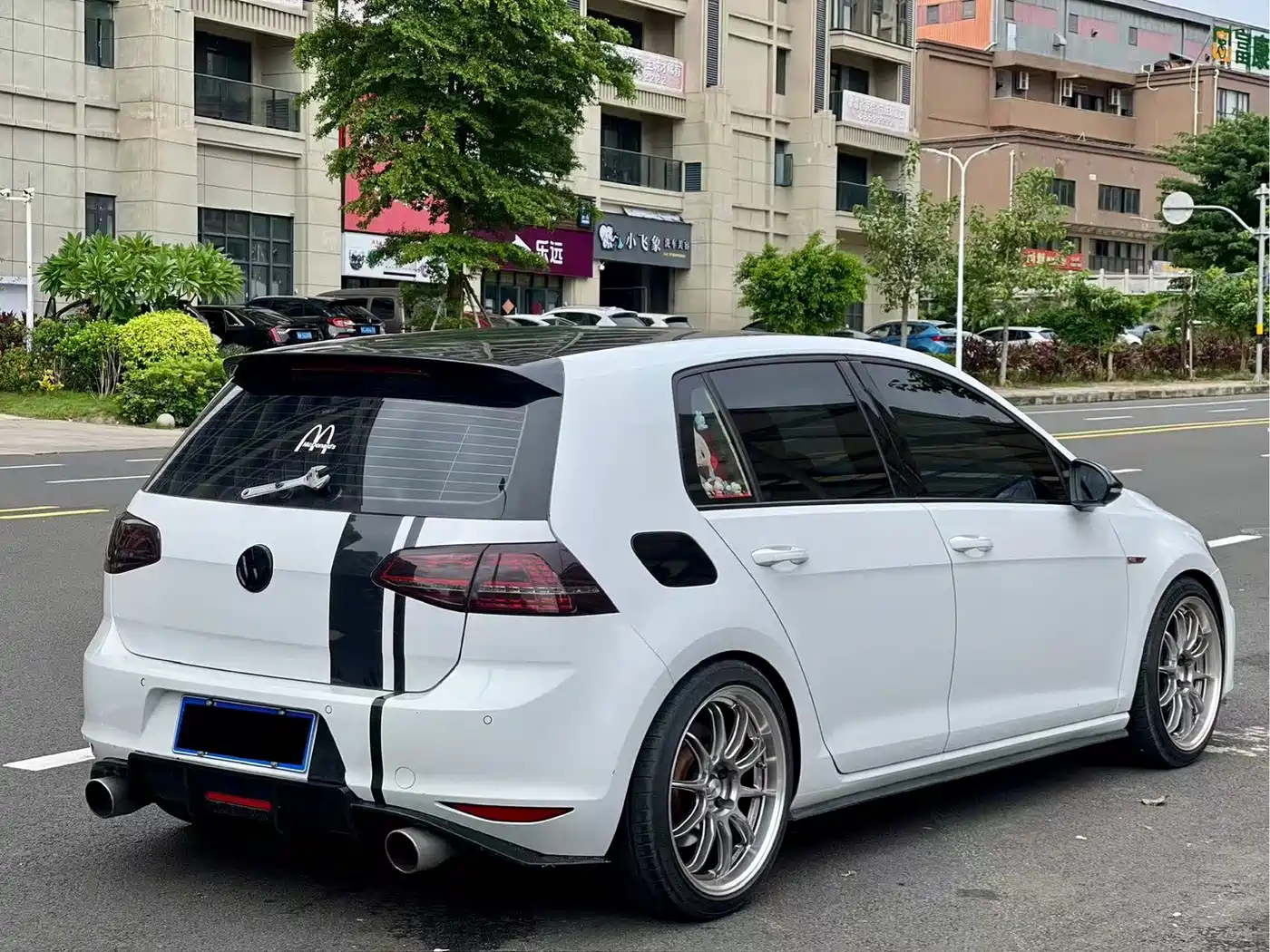 Фото 9 - Volkswagen Golf GTI