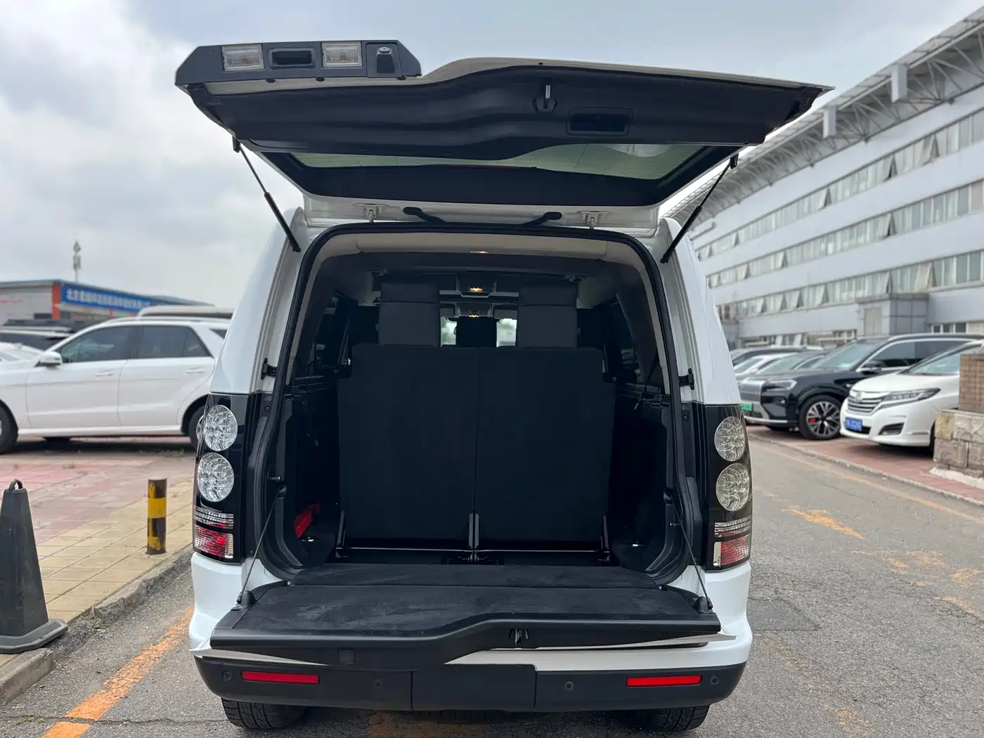 Land Rover Discovery 2016 3.0 SC V6 SE фото 32