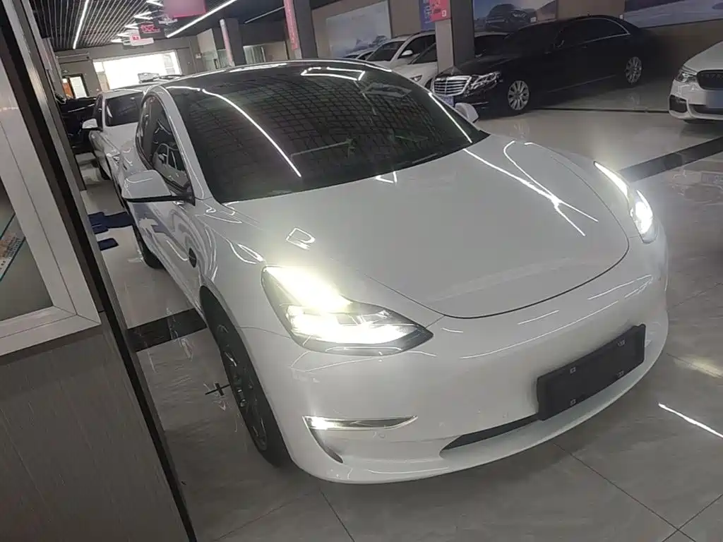 Фото 4 - Tesla Model 3