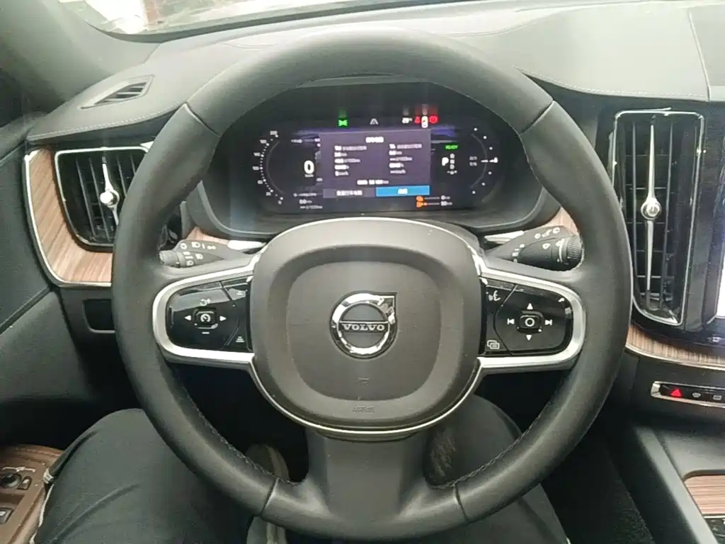 Photo 11 - Volvo XC60 Plug-in Hybrid