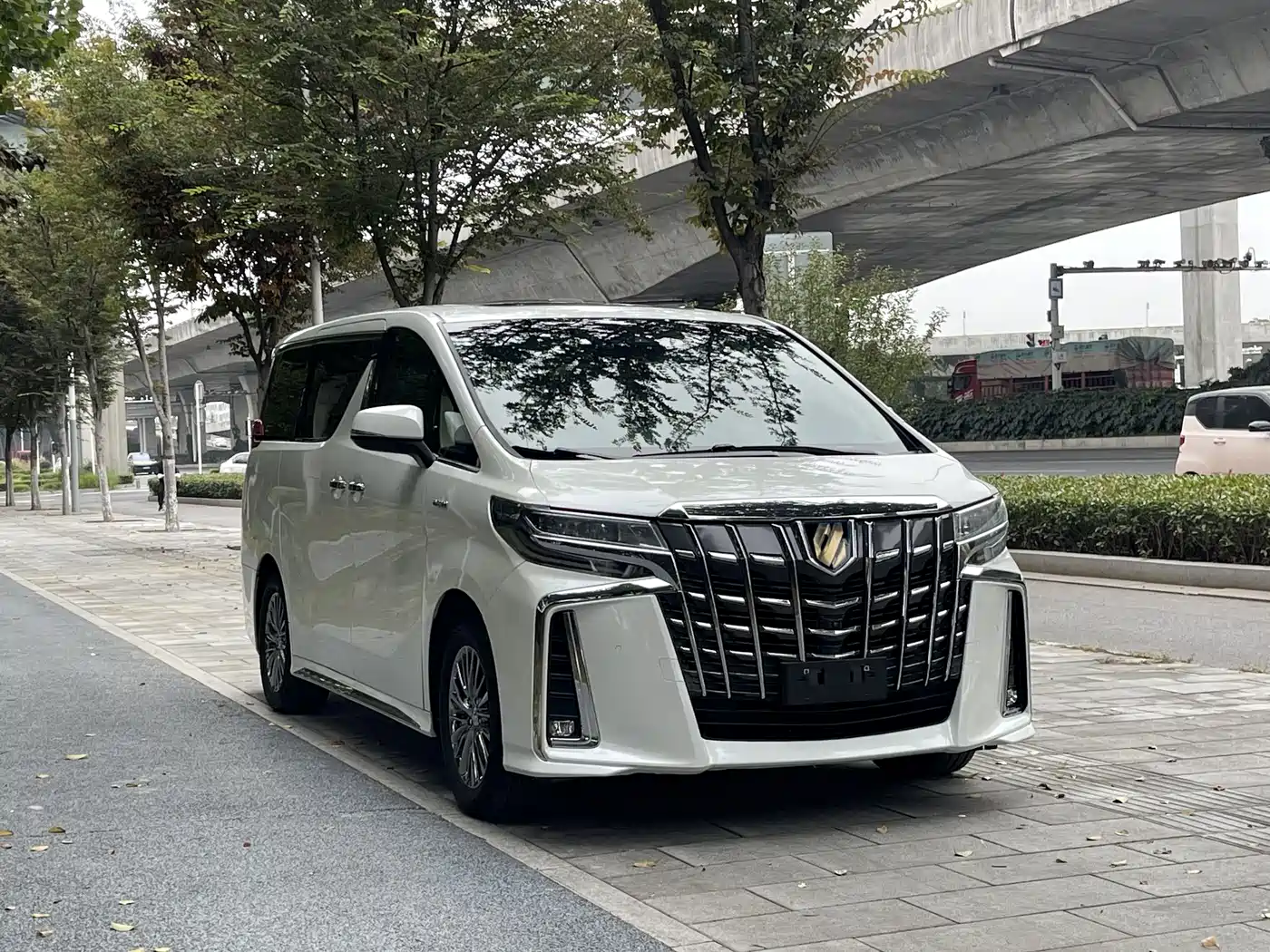 Toyota Vellfire 2021 Crown Hybrid 2.5L HV Premium Edition фото 2