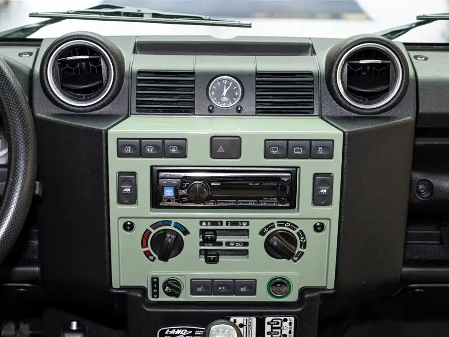 Land Rover Defender фото 13