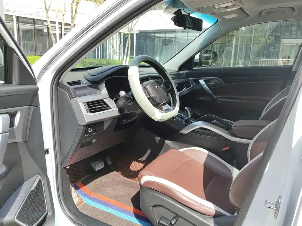Фото 10 - Geely Atlas