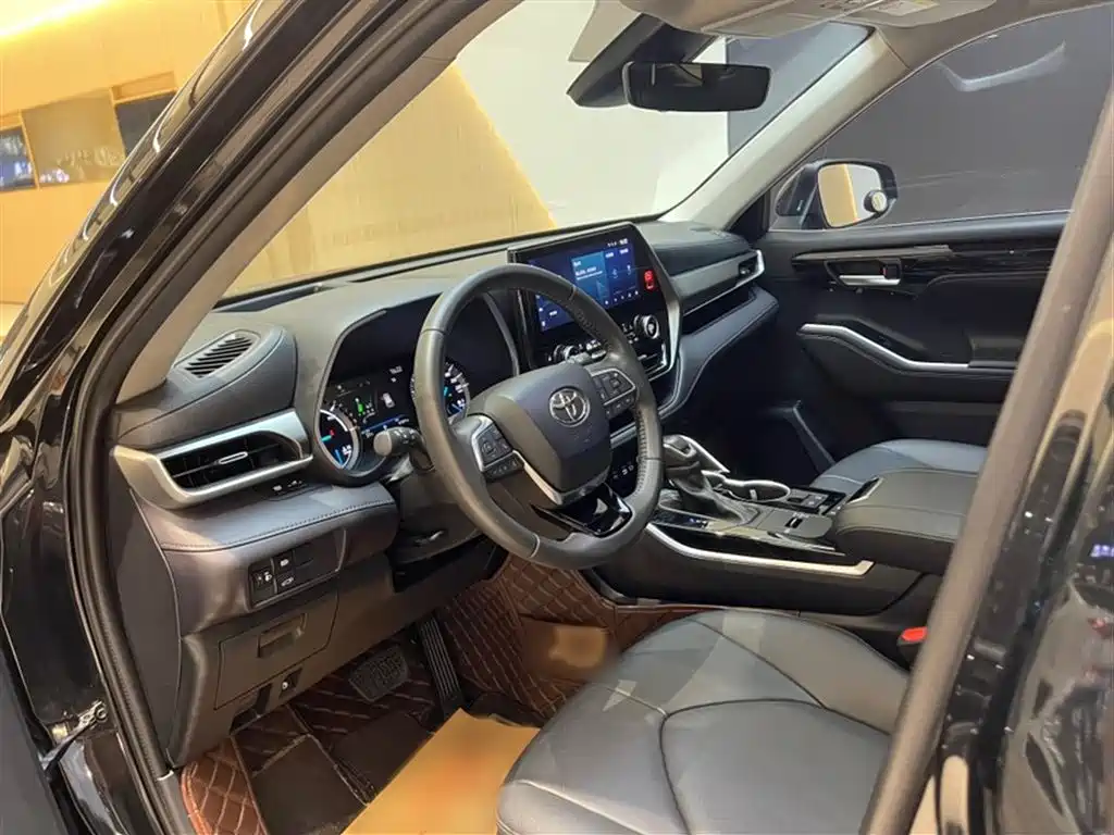 Toyota Highlander 2023 2.5L Smart Hybrid Dual Engine AWD Premium 7-Seater фото 13