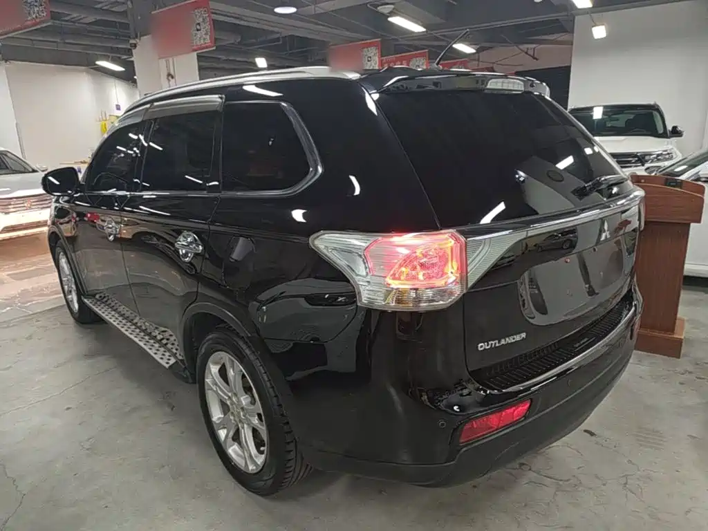 Mitsubishi Outlander (Import) 2015 2014 2.4L 4WD Luxury Value Edition 7-seater