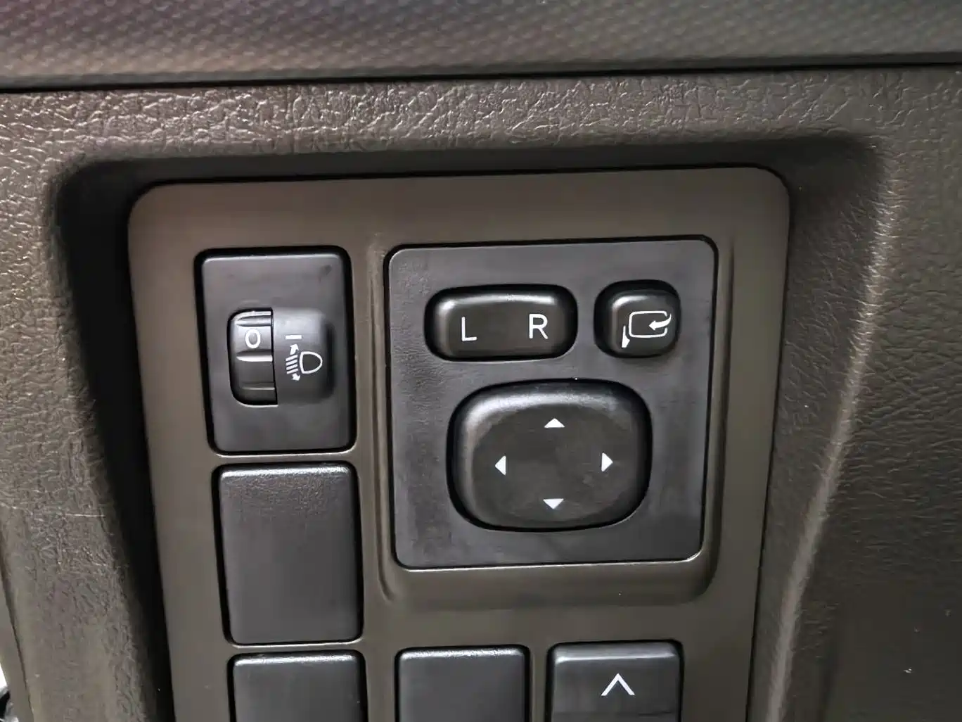 Toyota Prado 2010 4.0L Automatic TX-L фото 21