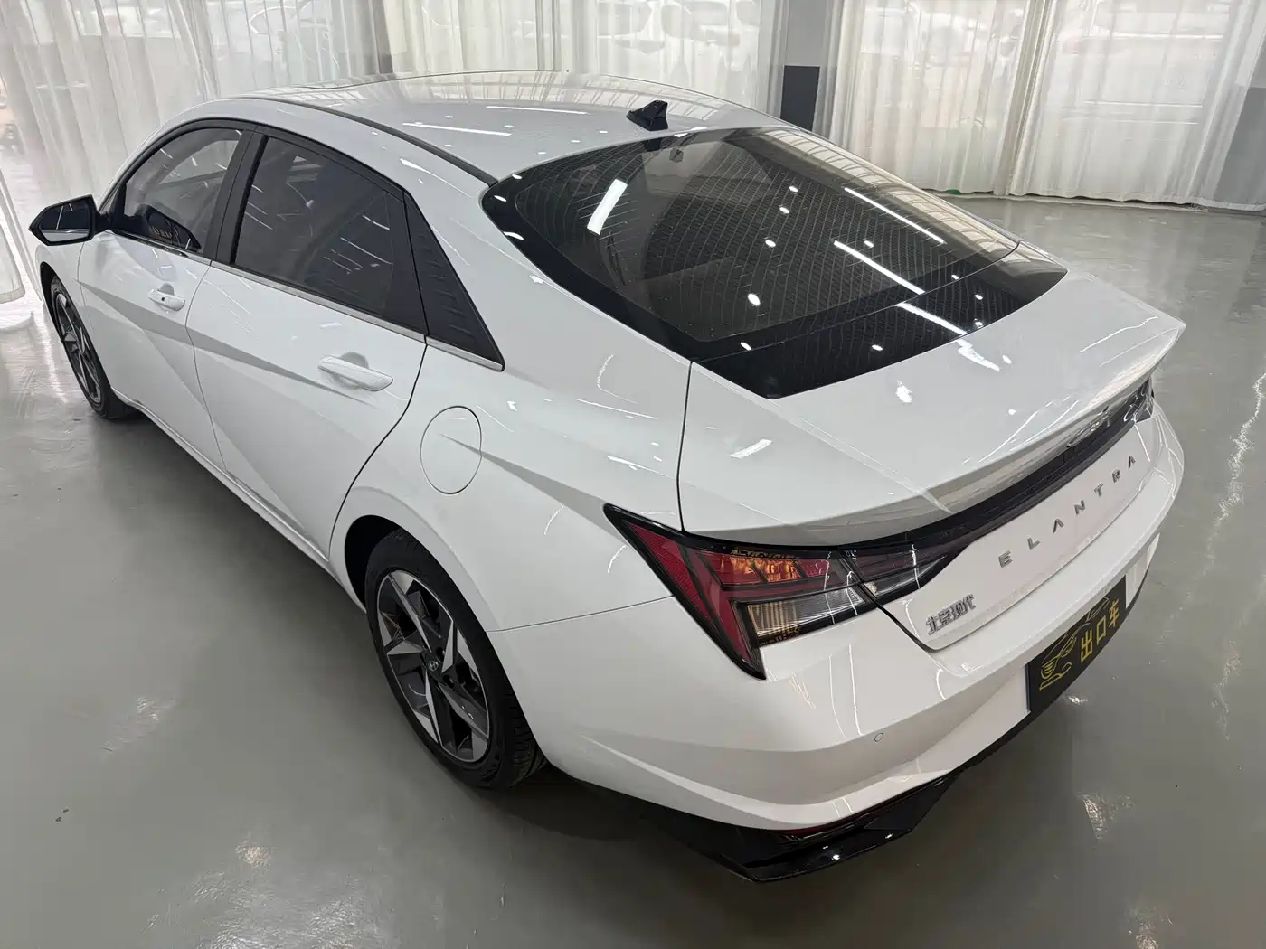 Hyundai Elantra 2022 1.5L CVT LUX Premium Edition фото 4