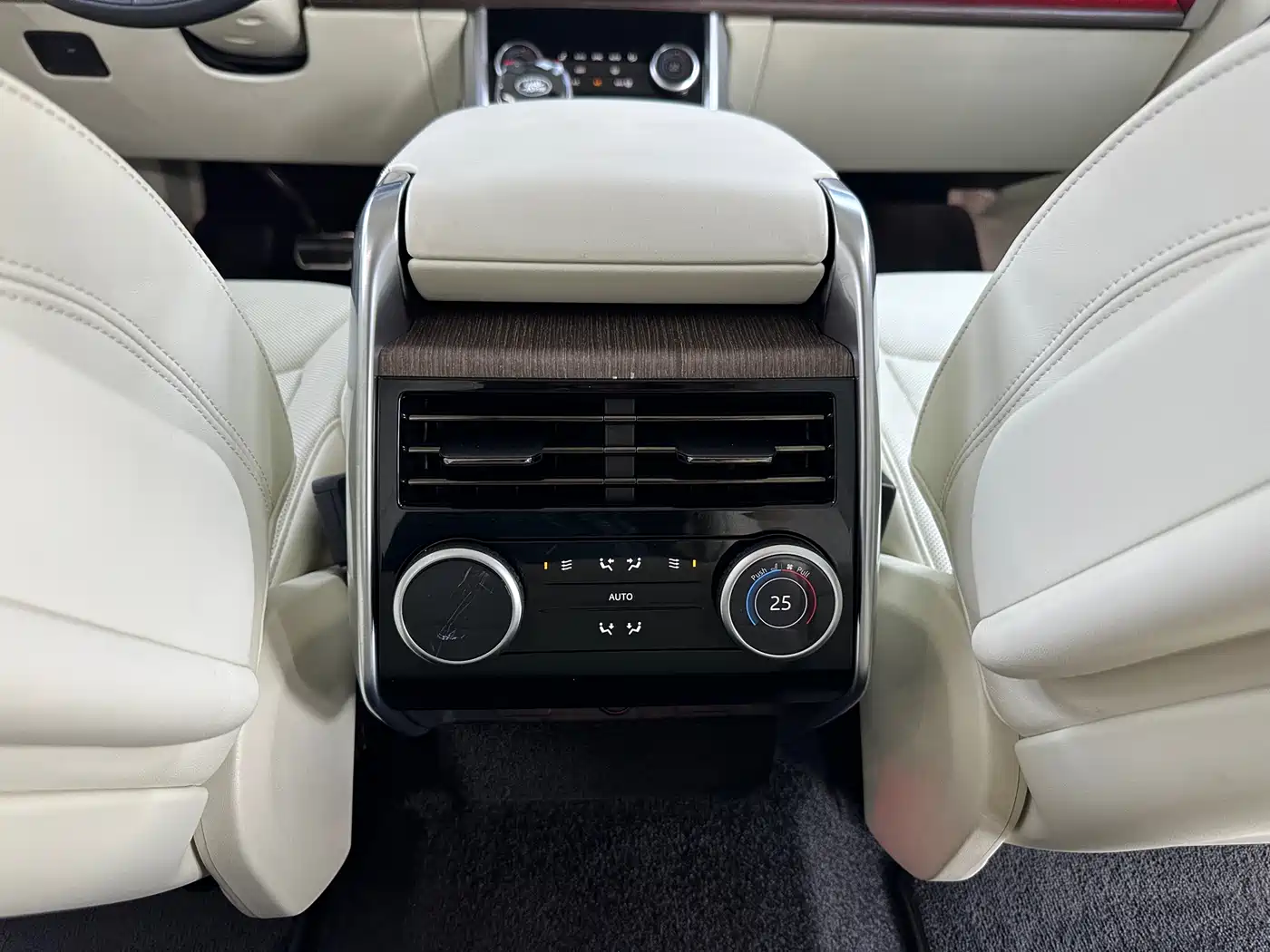 Land Rover Range Rover 2023 3.0 L6 360PS Golden Age Edition фото 8