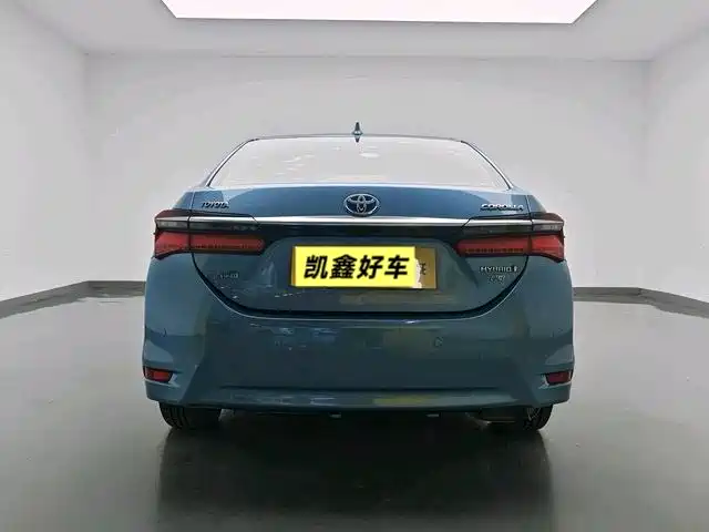 Toyota Corolla 2016 Dual Hybrid 1.8L E-CVT Elite Edition фото 5