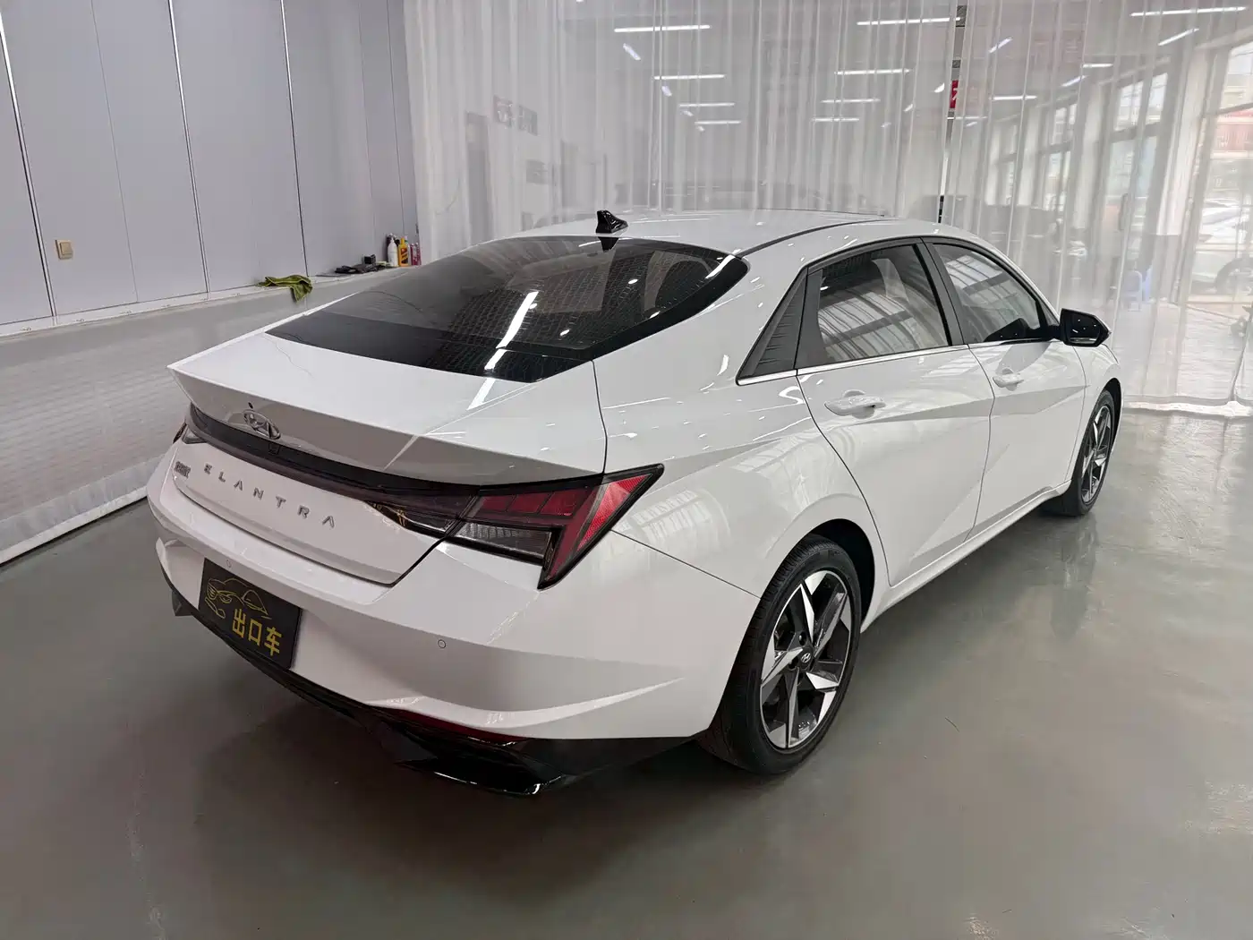 Hyundai Elantra 2022 1.5L CVT LUX Premium Edition фото 6