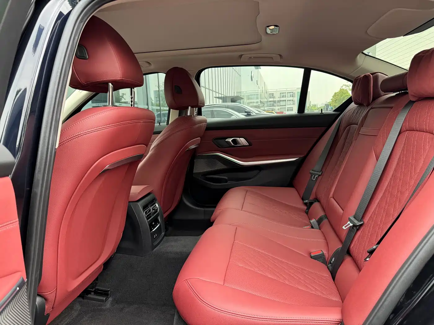 BMW 3 Series 2024 325Li M Sport Package фото 8