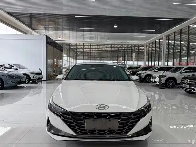 Hyundai Elantra 2022 1.5L CVT LUX Premium Edition — фото 2