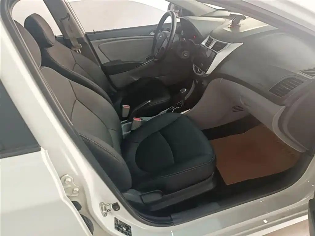 Hyundai Verna 2014 1.4L Automatic Smart GLS фото 25