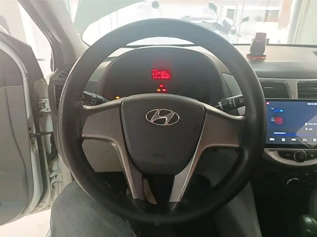 Hyundai Verna 2014 1.4L Automatic Smart GLS фото 11
