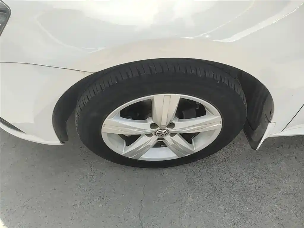 Volkswagen Lavida 2017 1.6L Manual Trend Edition фото 23