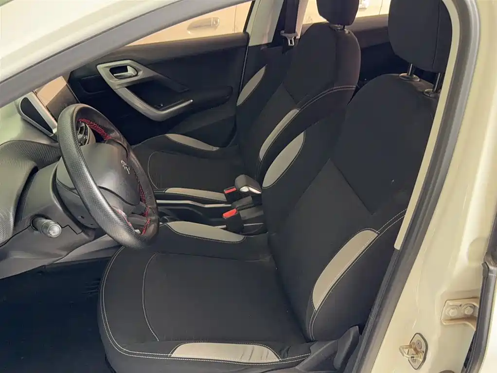 Peugeot 2008 2014 1.6L Automatic Trend Edition фото 13