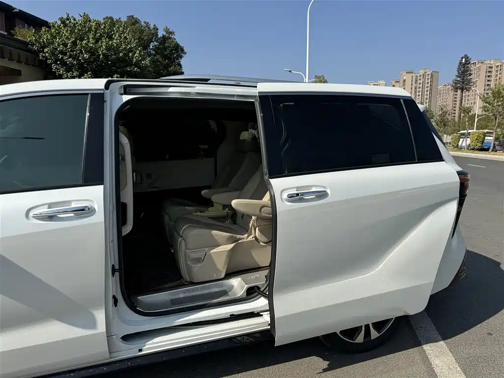 Фото 28 - Toyota Granvia