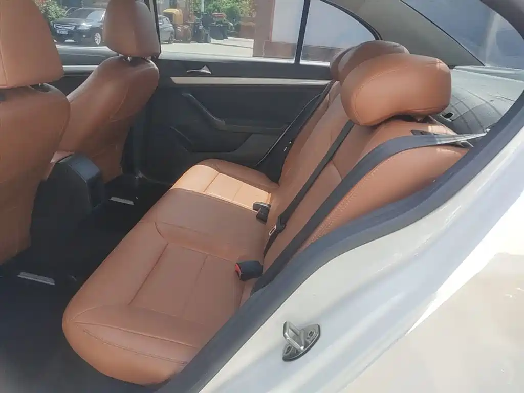 Volkswagen Lavida 2017 1.6L Manual Trend Edition фото 17
