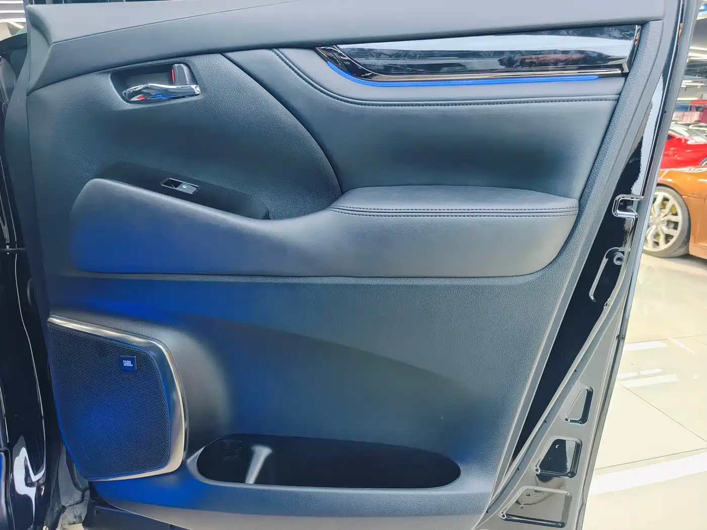 Toyota Vellfire 2020 Twin Engine 2.5L HV Luxury Edition фото 16