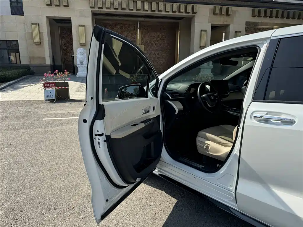 Фото 20 - Toyota Granvia