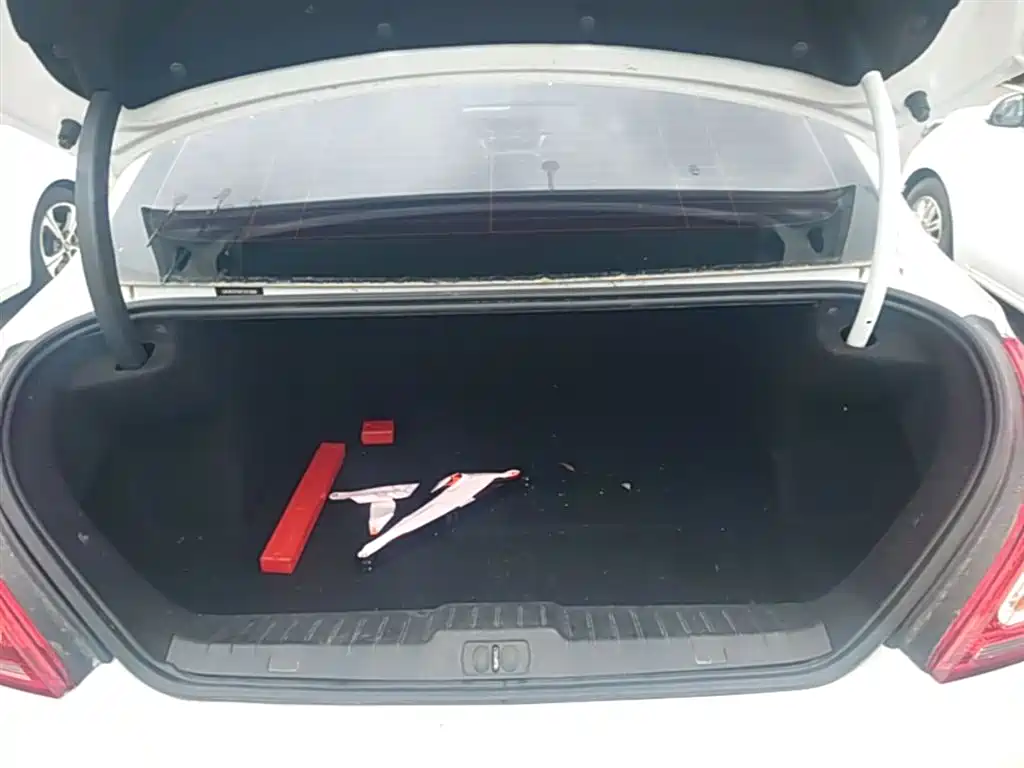 Peugeot 308 2014 Model Joy Edition Classic 1.6L Automatic Superior Style фото 19
