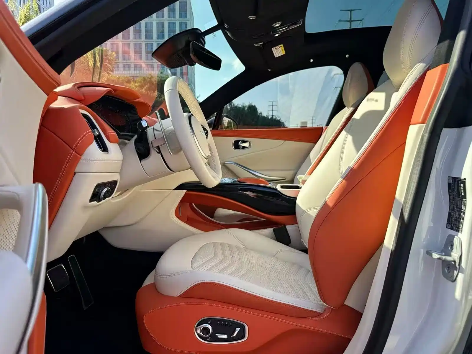 Фото 6 - Aston Martin DBX