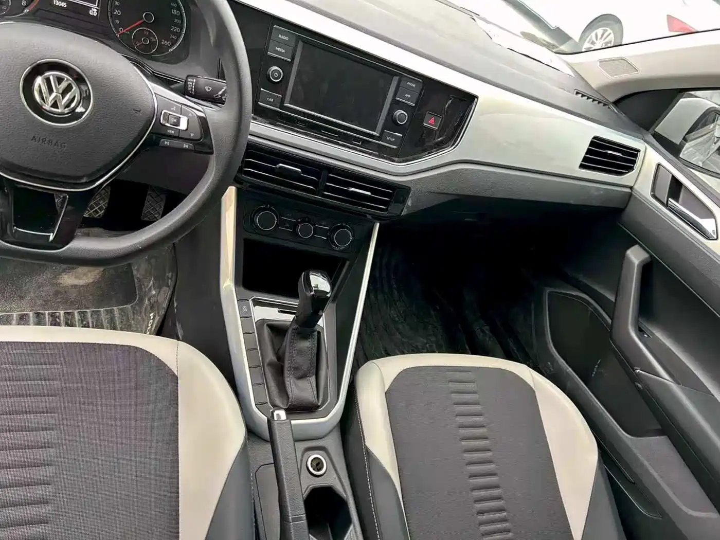 Volkswagen Polo 2019 Plus 1.5L Automatic Colorful Tech Edition фото 4