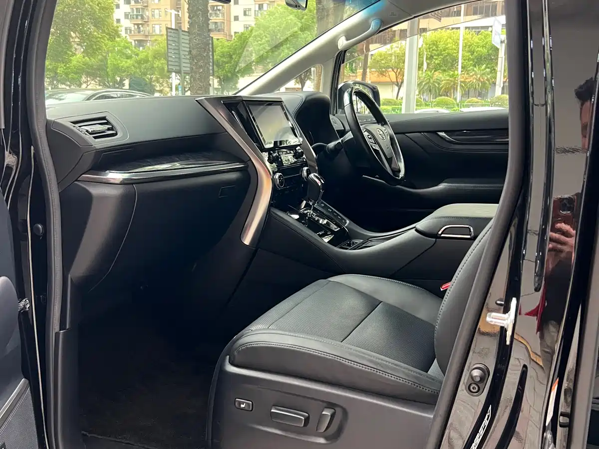 Toyota Vellfire фото 12