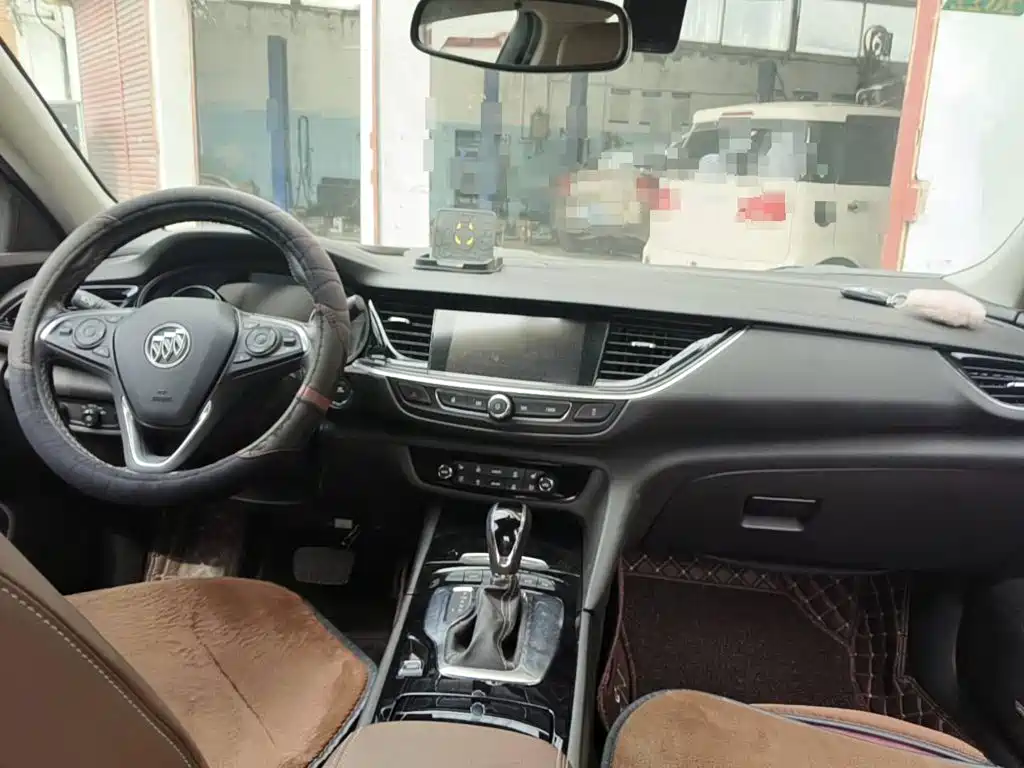 Photo 11 - Buick Regal