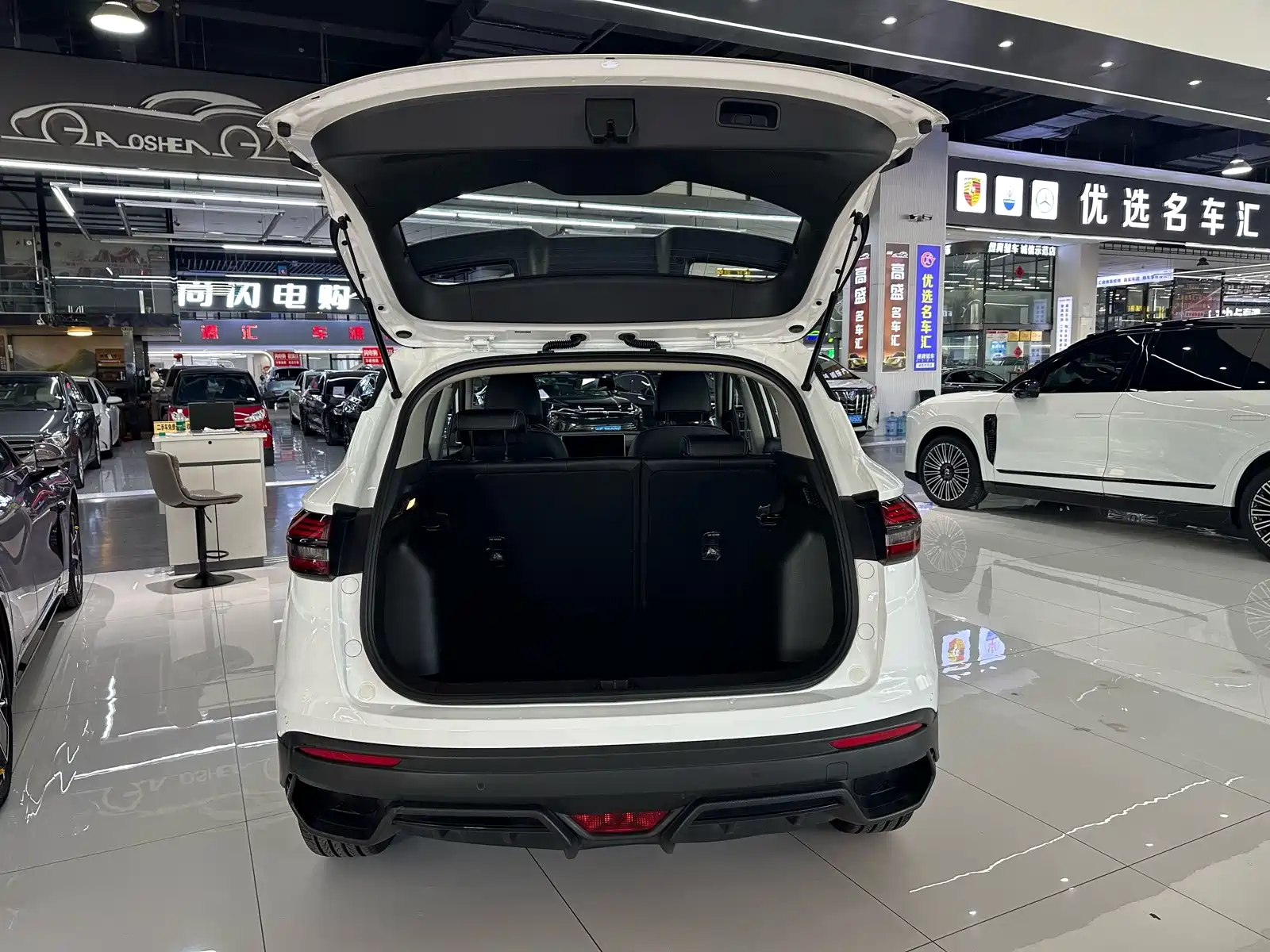 Фото 17 - Geely Coolray