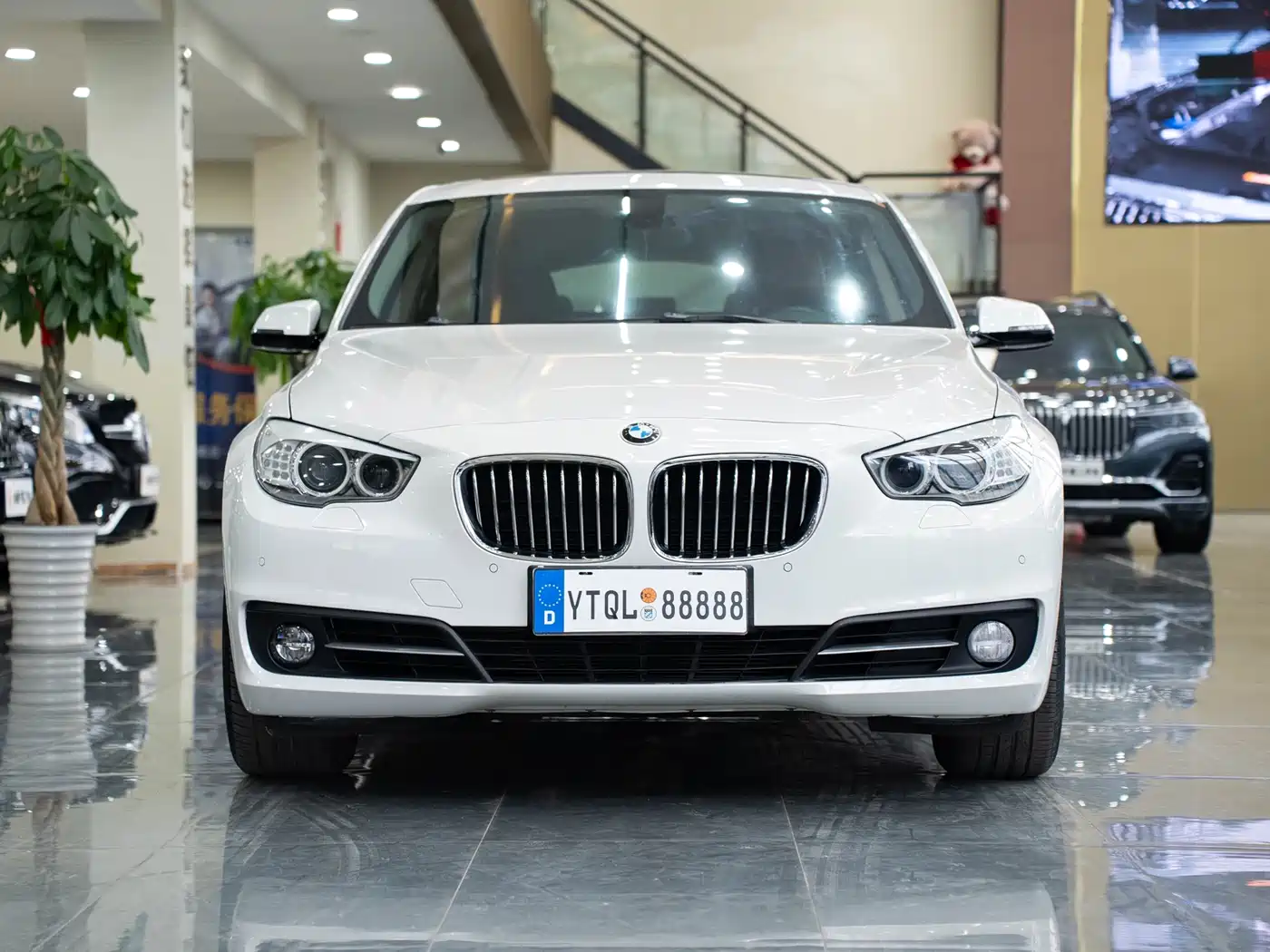 BMW 5 Series GT 2014 528i Leading фото 5