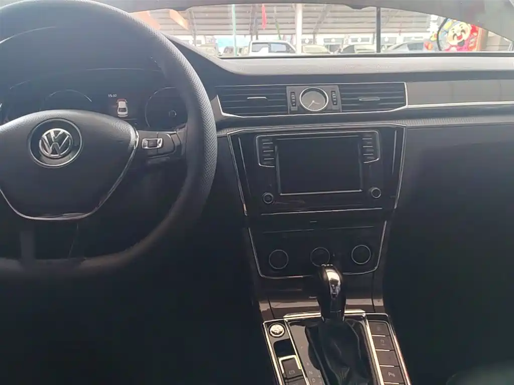 Volkswagen Passat 2017 330TSI DSG Luxury фото 10