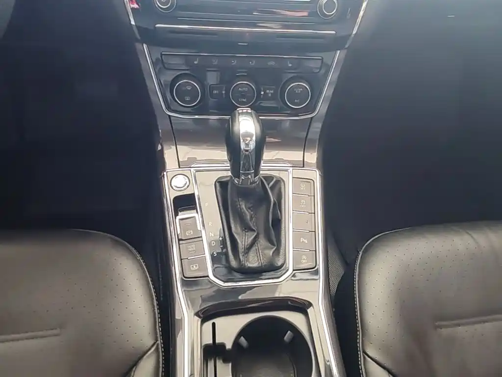 Volkswagen Passat 2017 330TSI DSG Luxury фото 14
