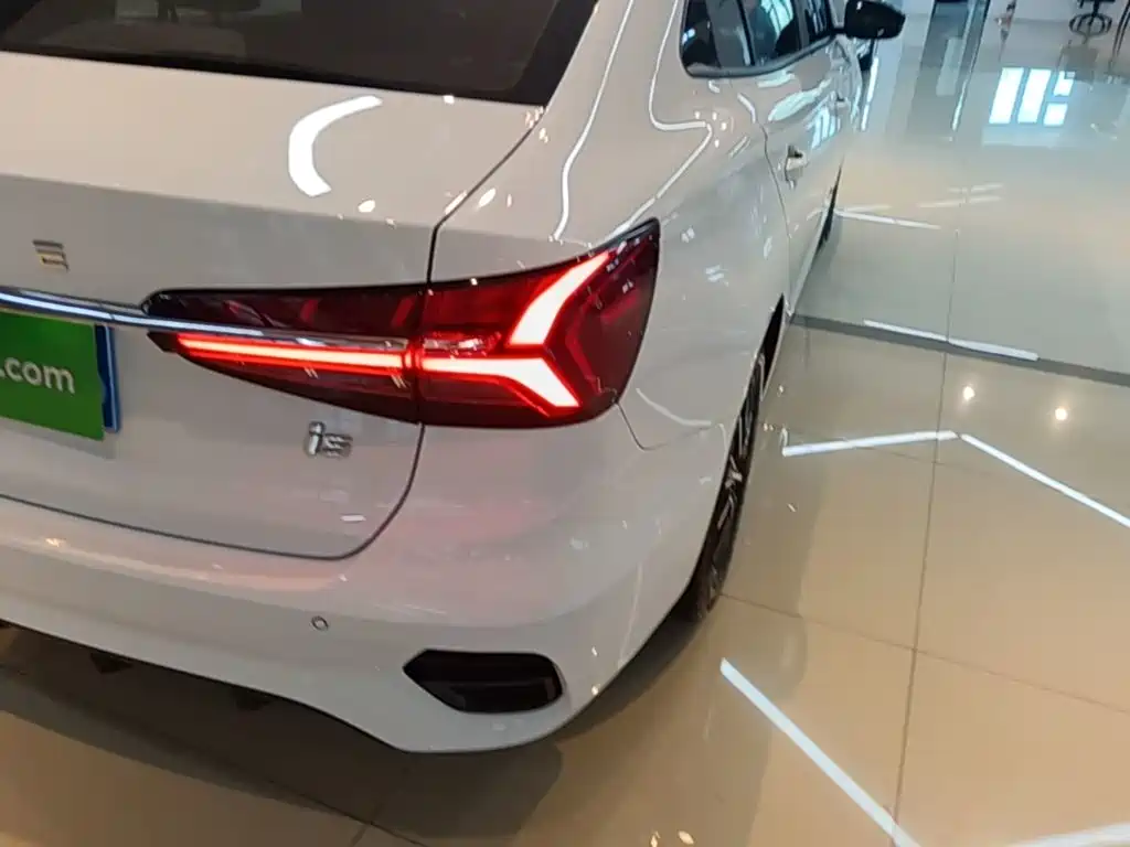 Фото 8 - Roewe i5