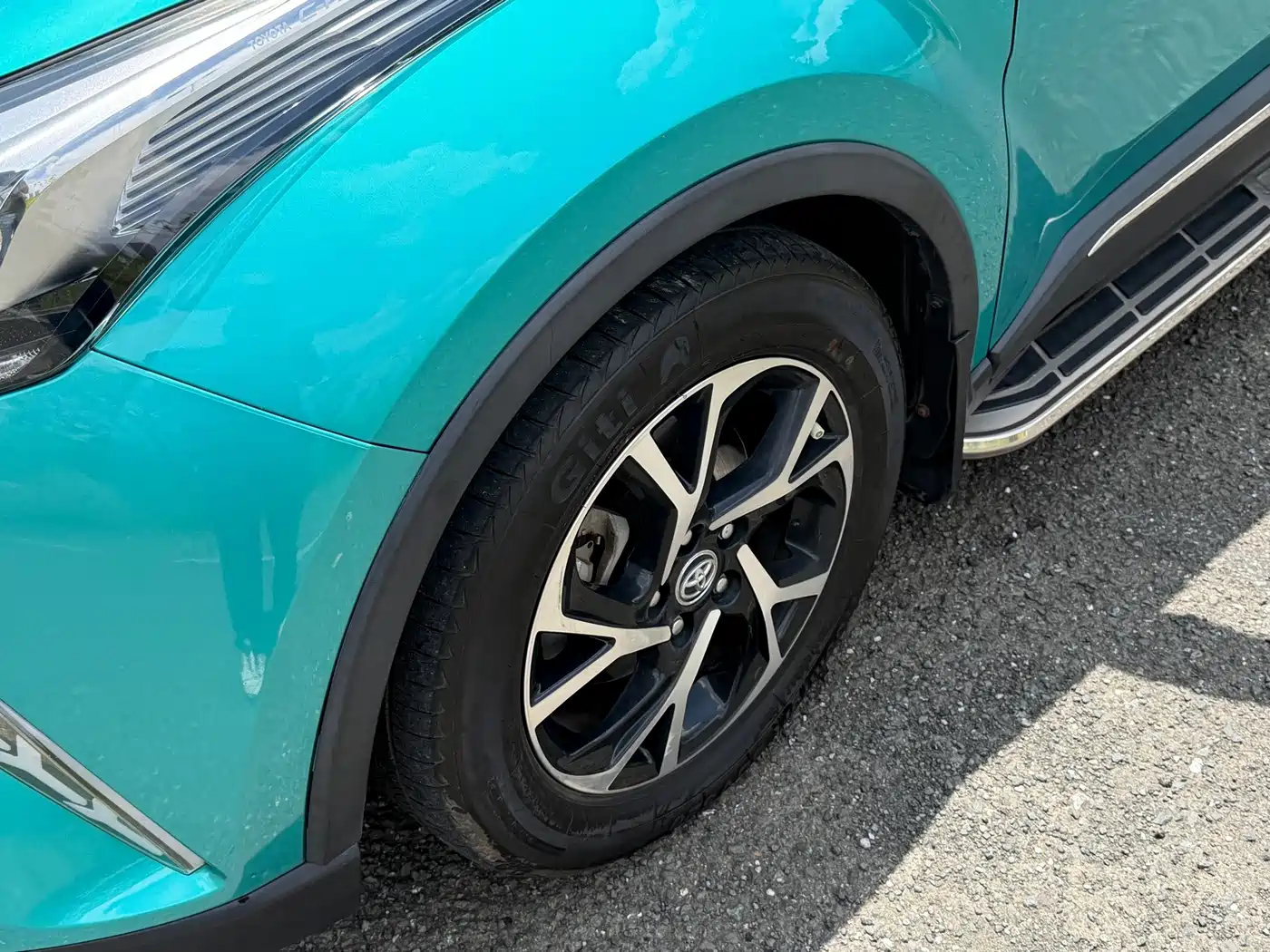 Фото 18 - Toyota C-HR