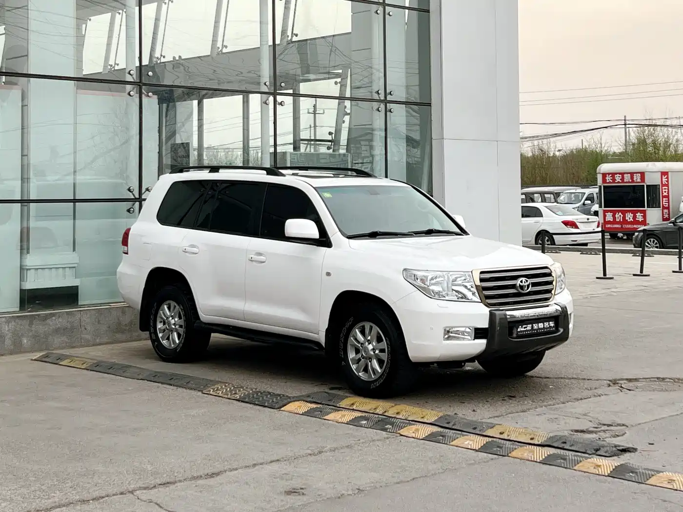 Toyota Land Cruiser 2010 Model 4.7L Automatic VX фото 3