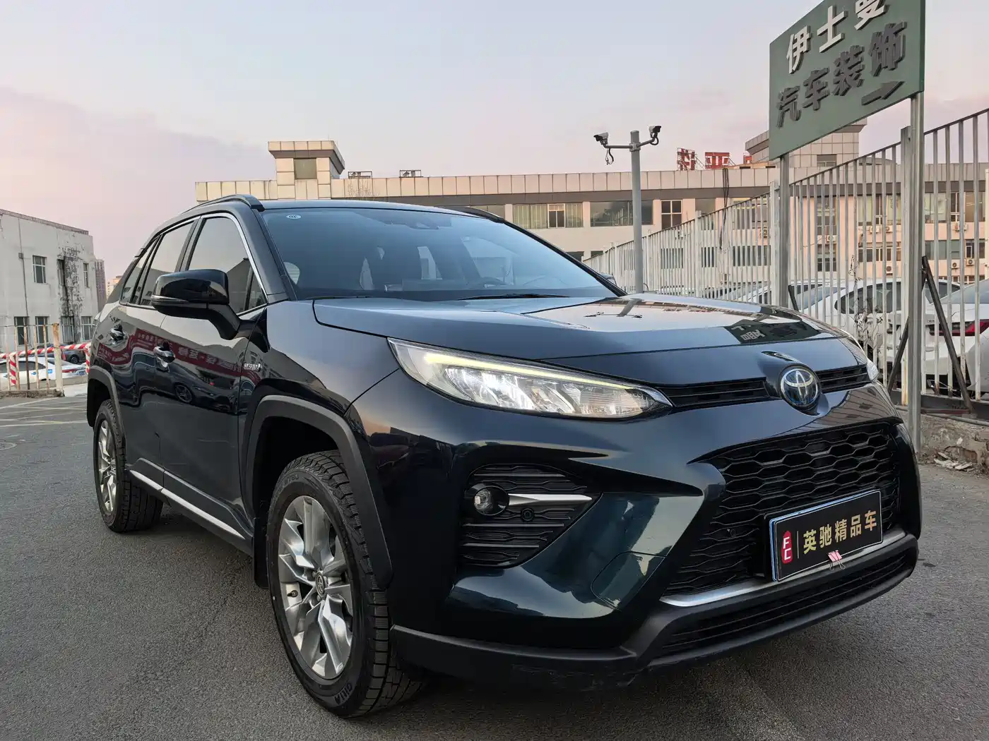 Toyota Wildlander 2020 Hybrid 2.5L E-CVT AWD Luxury Edition фото 3