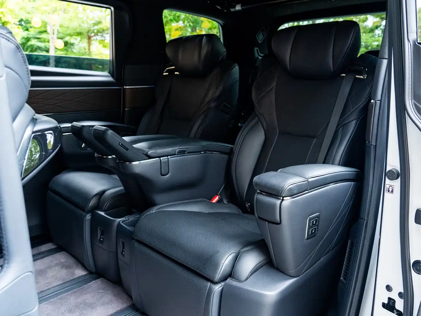 Toyota Vellfire 2024 Crown Hybrid 2.5L Executive Premium Edition фото 21