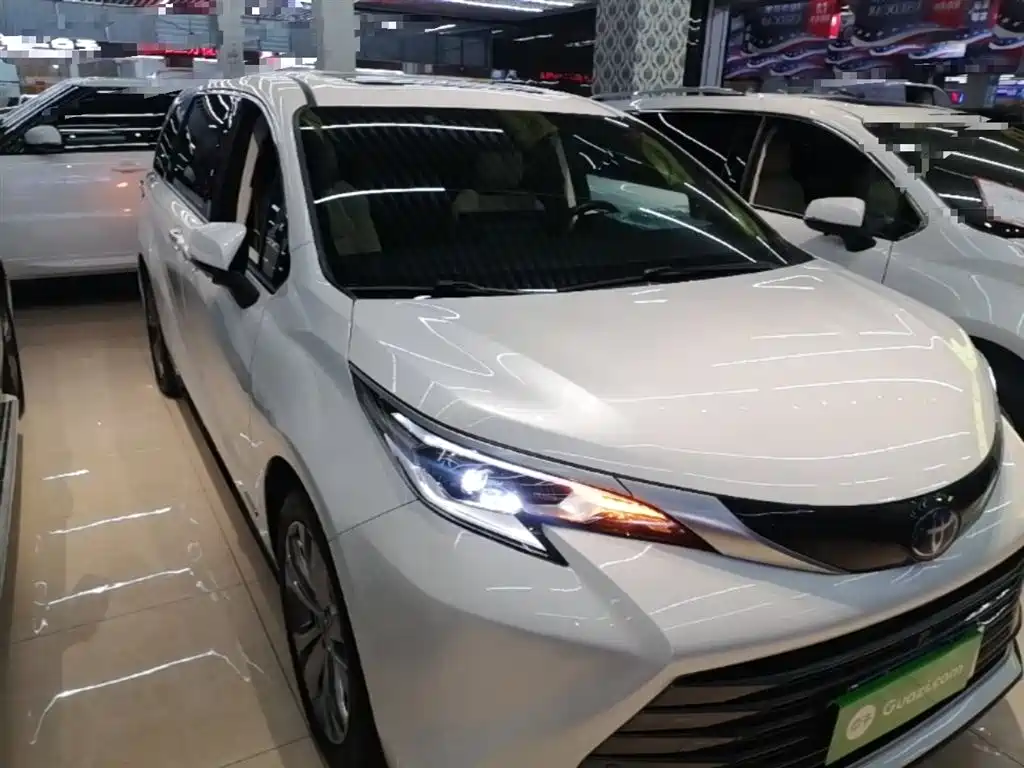 Toyota Sienna 2023 2.5L Hybrid Premium Edition фото 4
