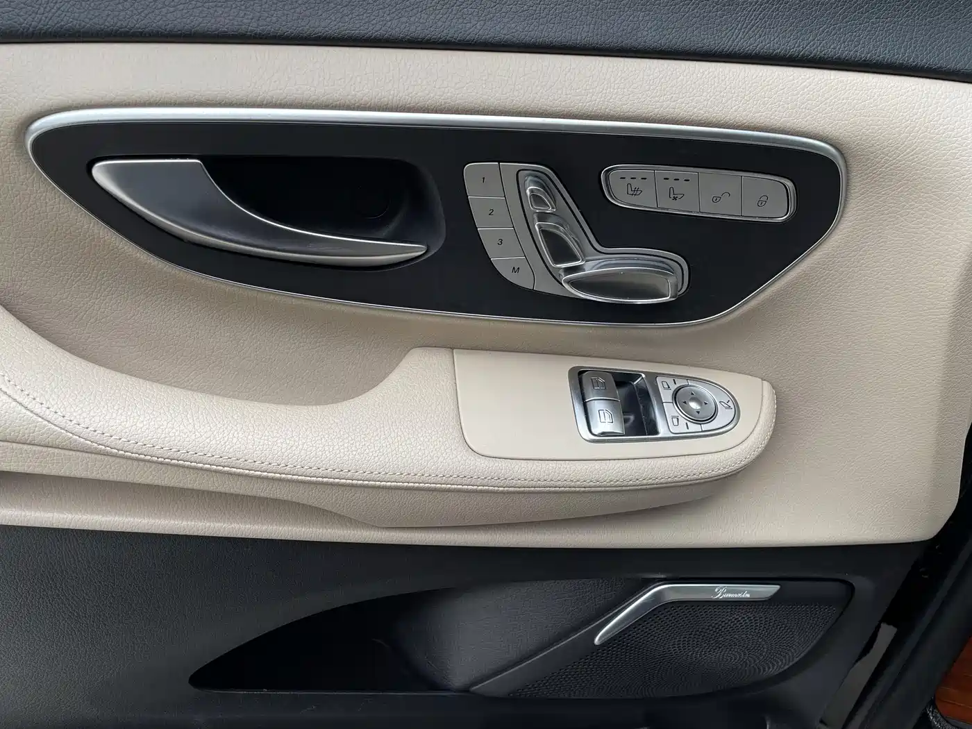 Mercedes-Benz V-Class 2018 V 260 L Premium Long Wheelbase Edition China VI фото 4