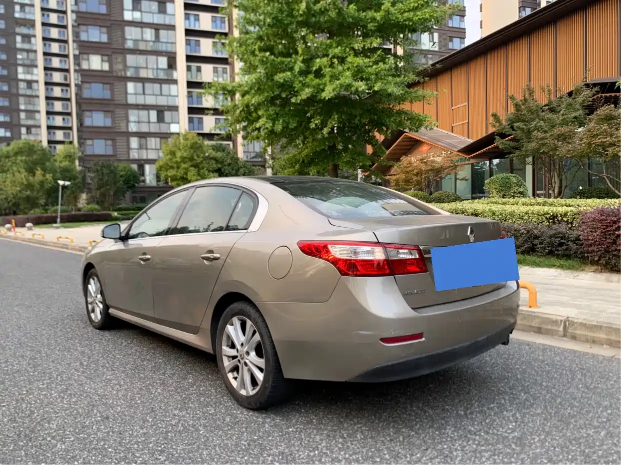 Фото 6 - Renault Latitude