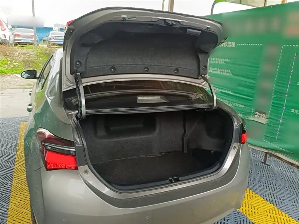 Toyota Corolla 2017 Facelift Hybrid 1.8L E-CVT Elite Edition фото 19