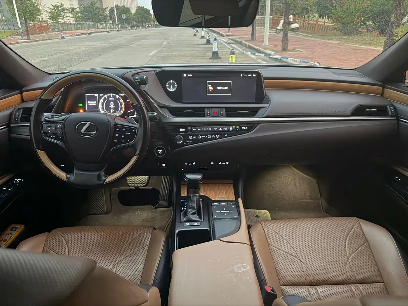 Photo 8 - Lexus ES