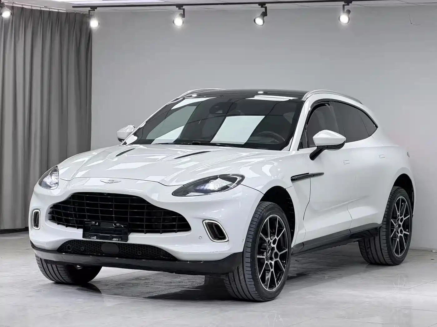 Фото 2 - Aston Martin DBX